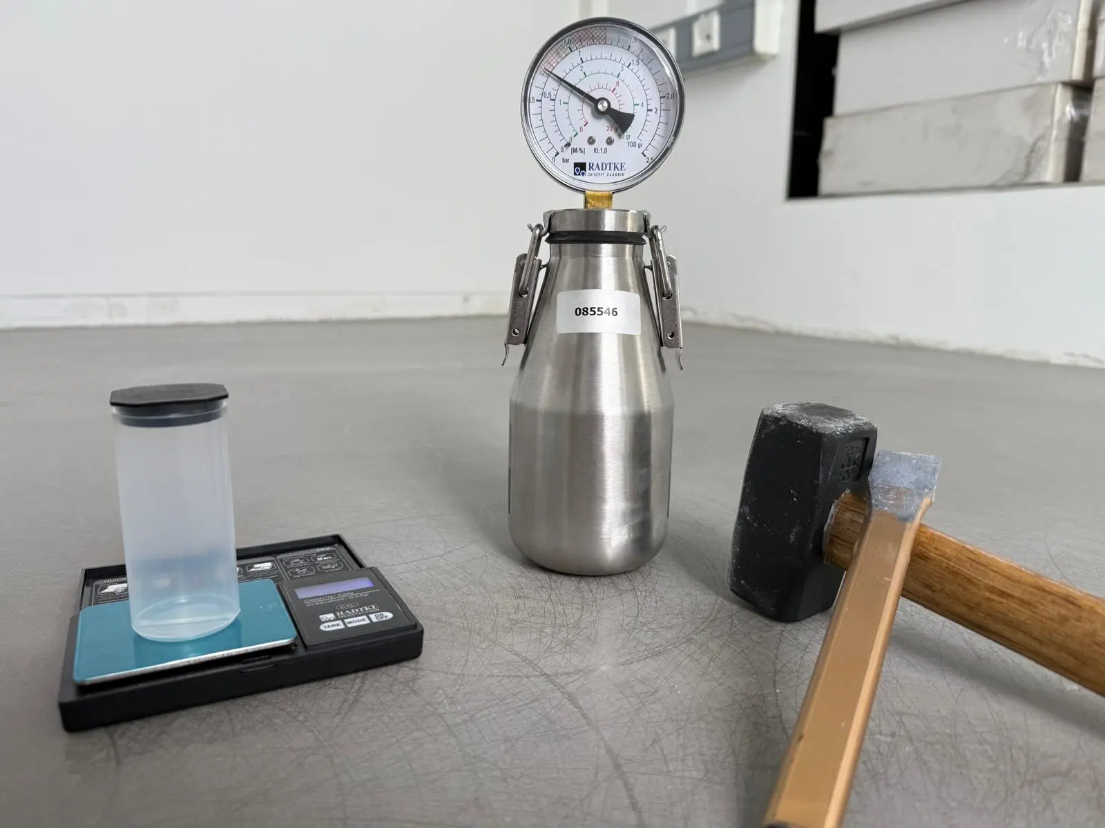 CM-Messung im Estrich - Handwerker bei der Restfeuchte-Messung