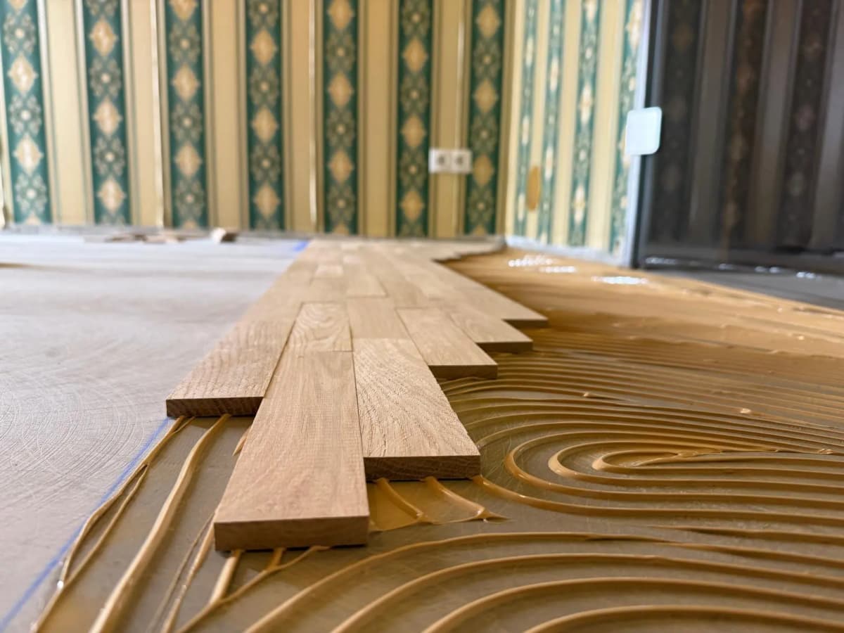 Professionelle Parkettverklebung im Detail