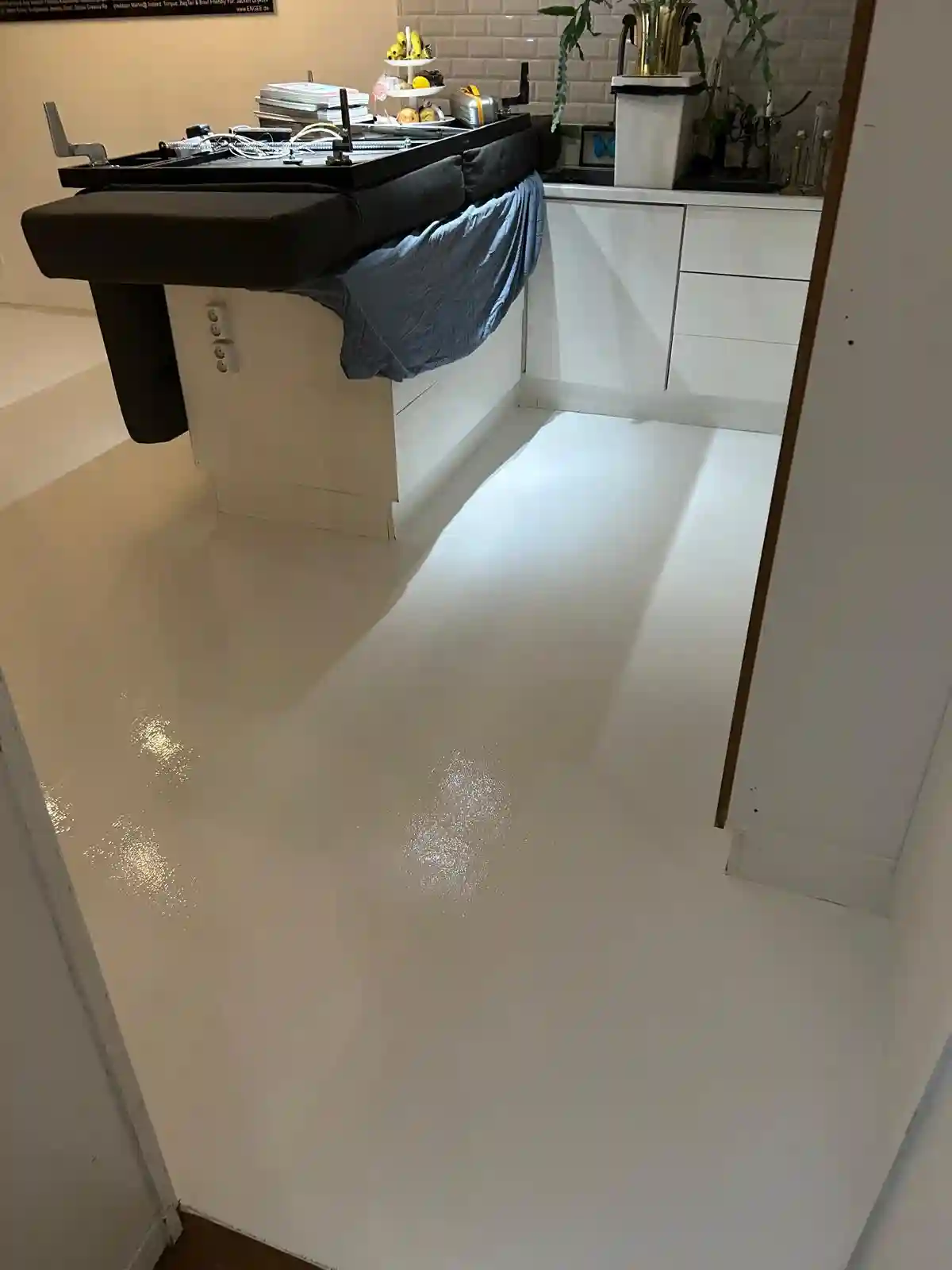 Fertig verlegter Küchenboden mit modernem Design