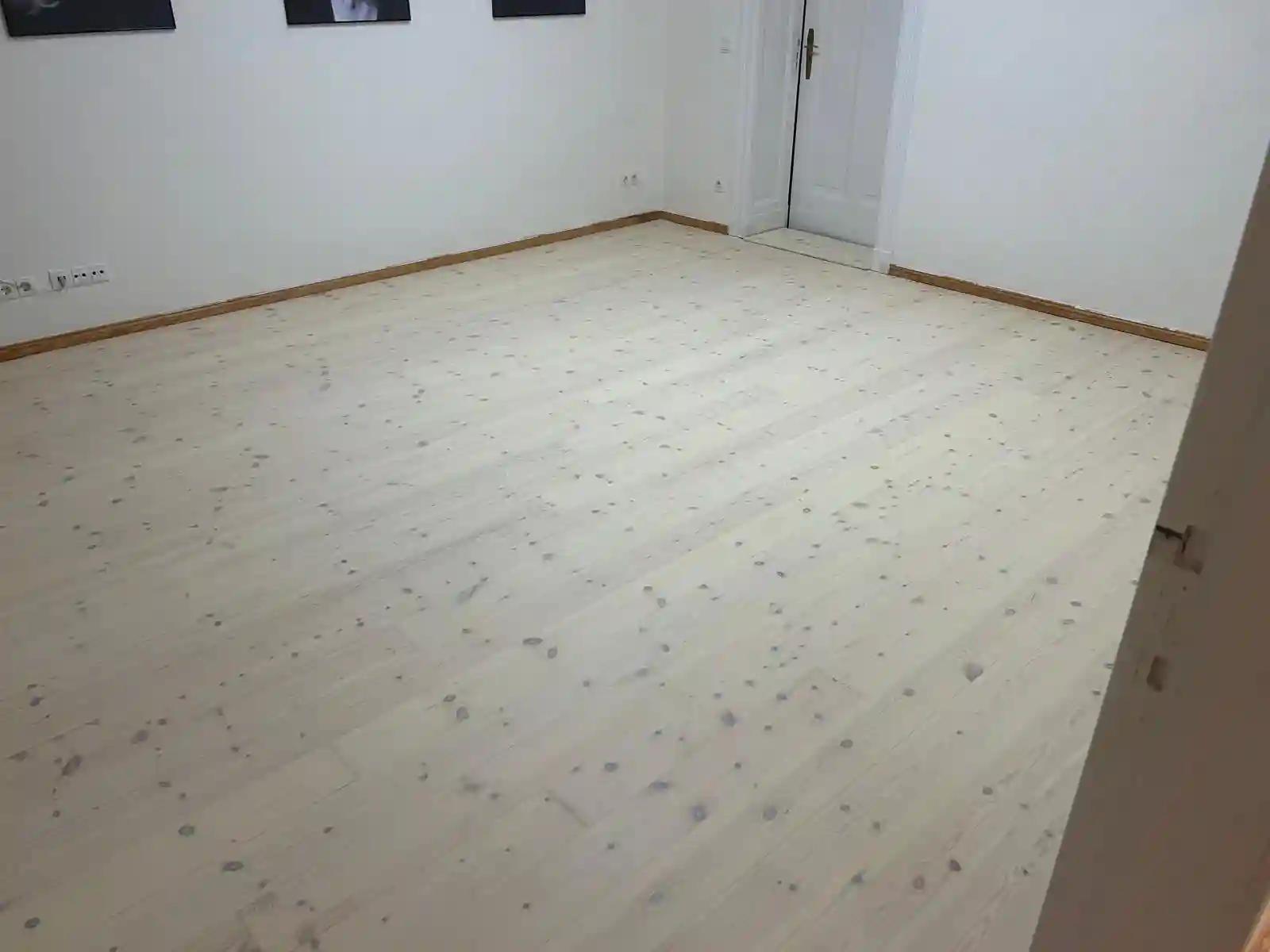 Detailaufnahme eines sanierten Holzbodens