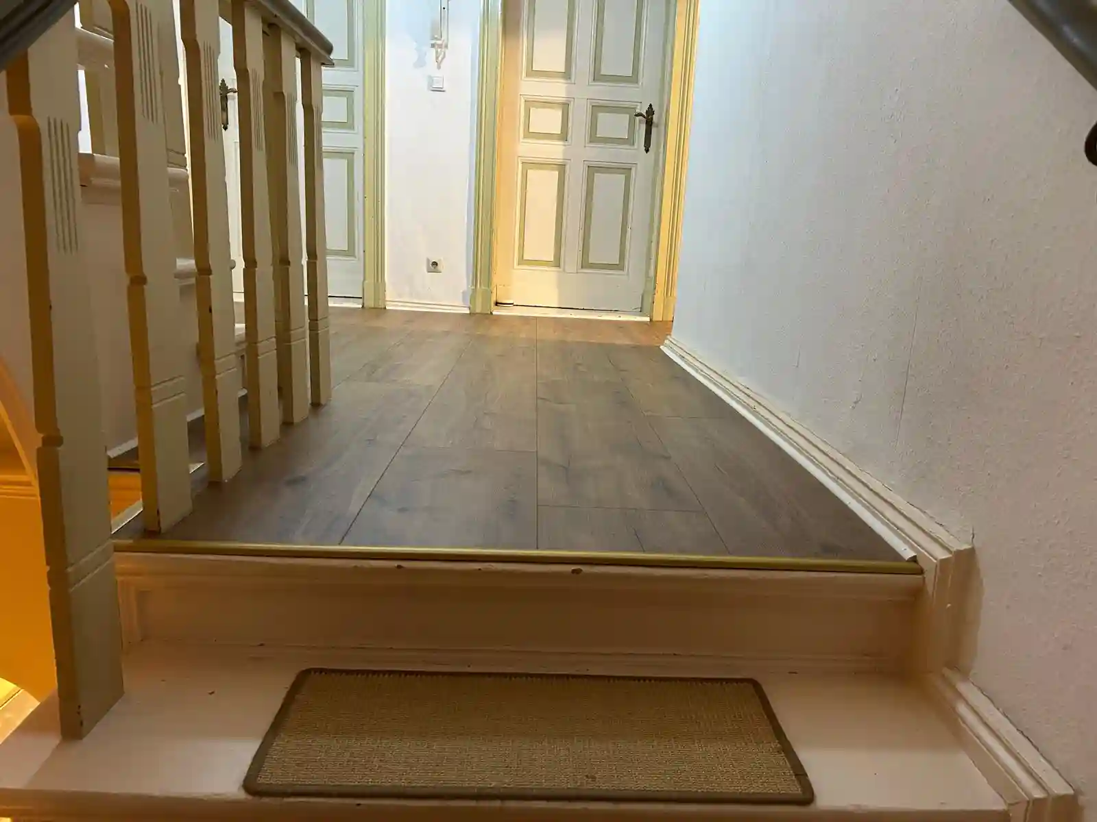 Fertiggestellte Treppe mit perfekt angepasstem Bodenbelag