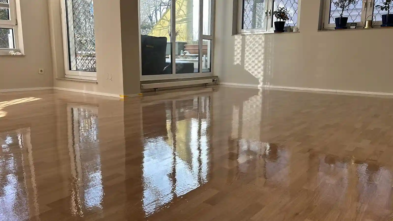 Professionell verlegter Vinylboden in einem Wohnraum