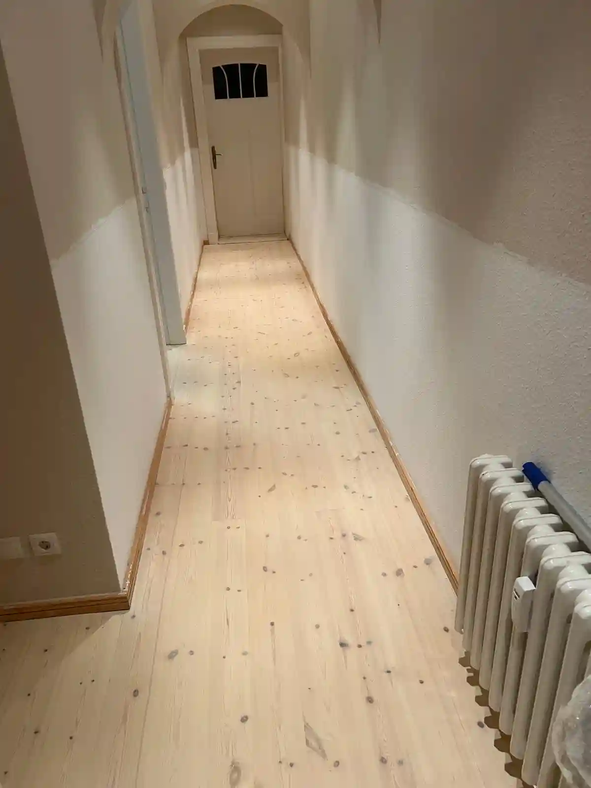 Fertig verlegter Vinylboden mit Holzoptik