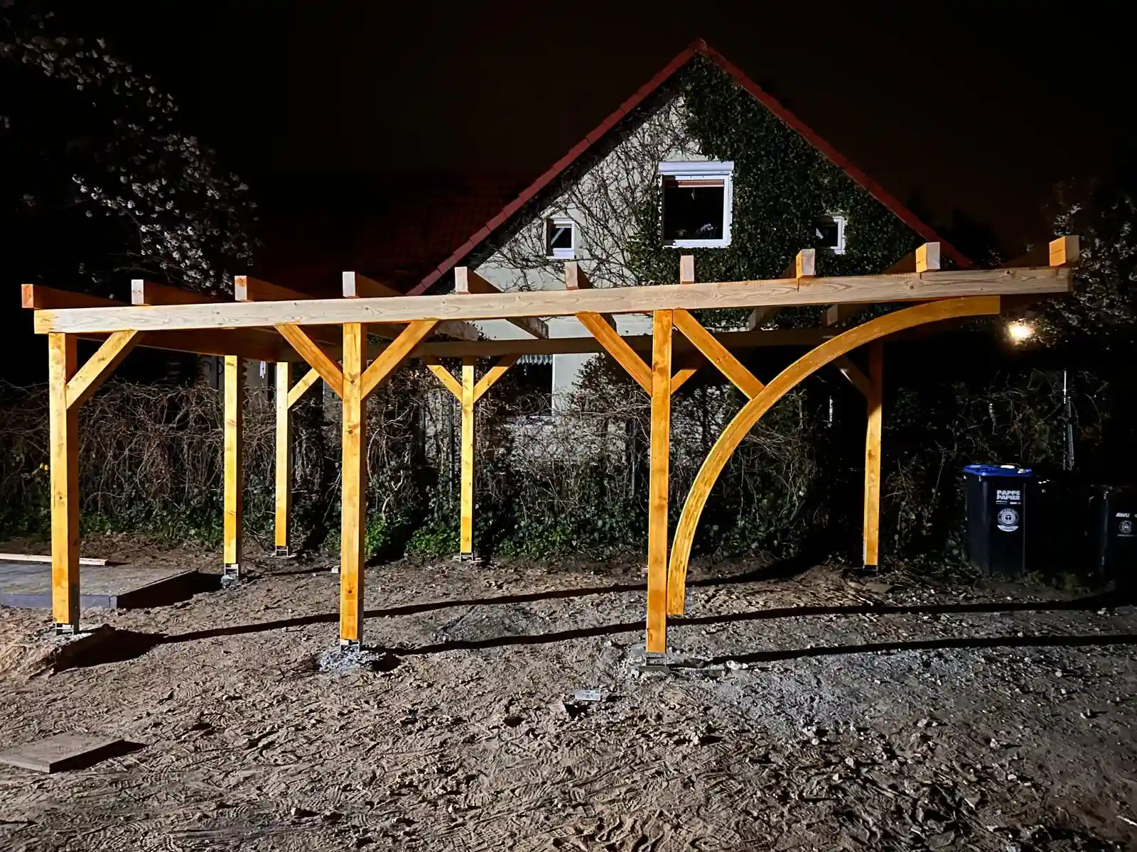 Fertiggestellter Holzboden in einer Berliner Garage