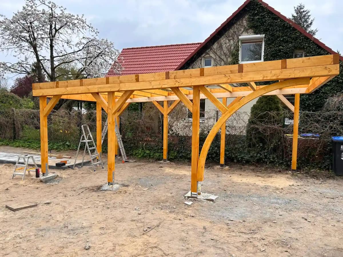 Professionell verlegter Holzboden in einer Garage