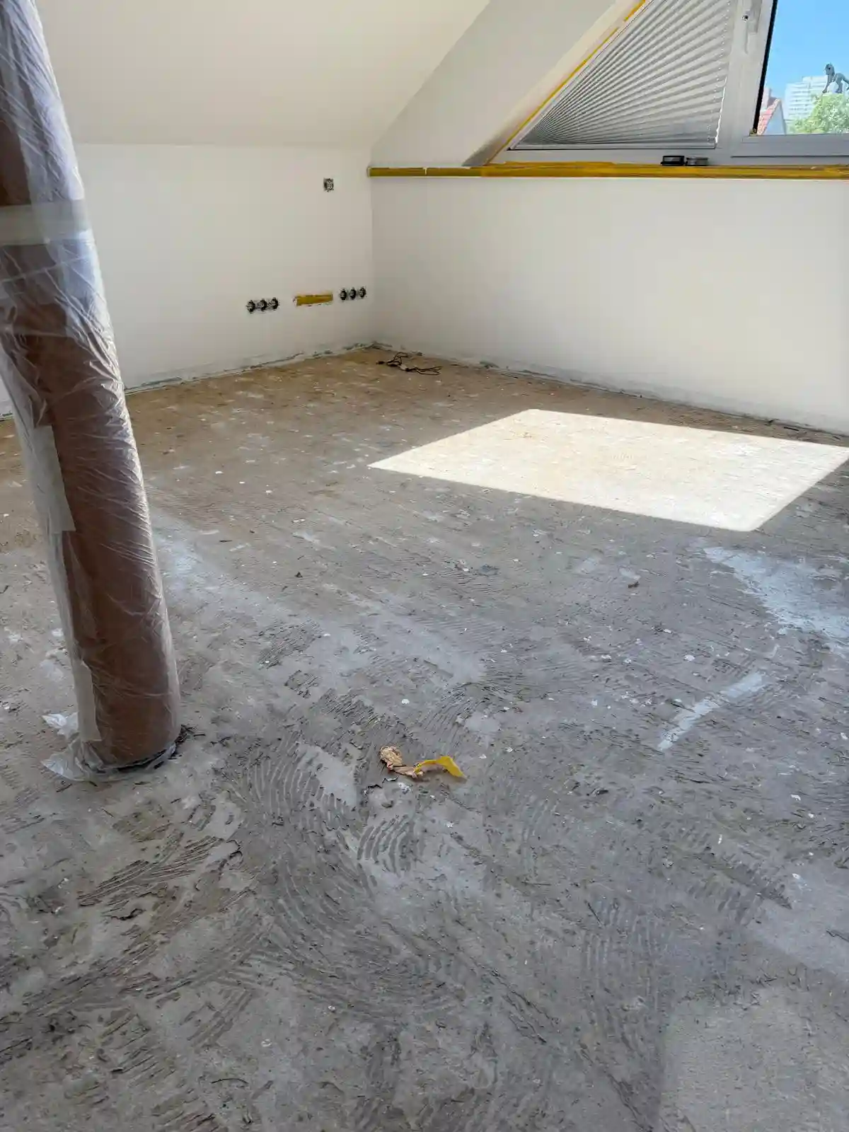 Professionell verlegter Laminatboden in einem Wohnzimmer