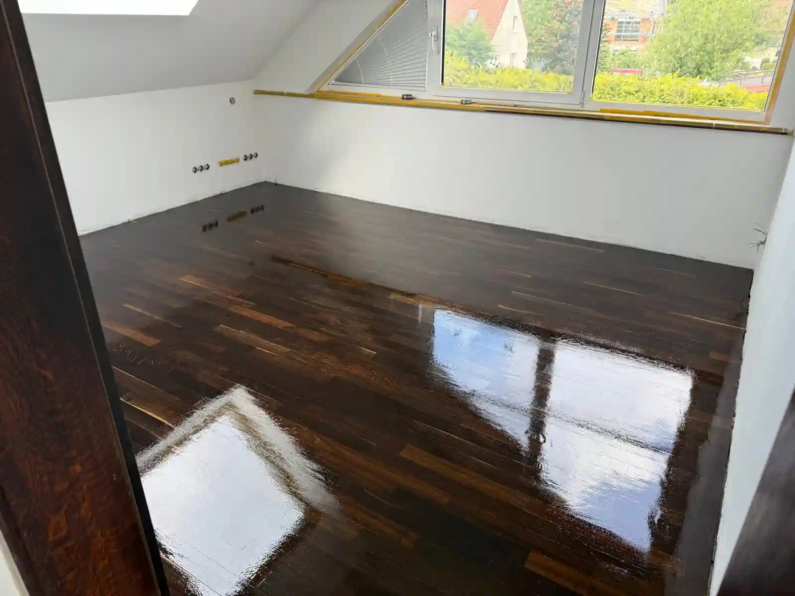 Detailaufnahme eines verlegten Laminatbodens mit Holzoptik