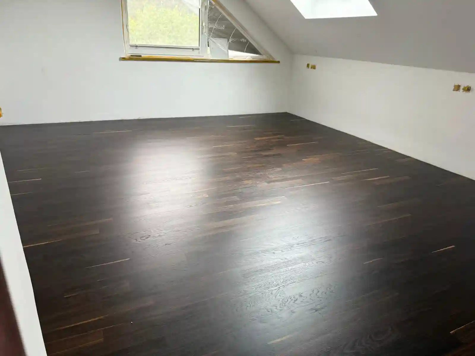 Fertig verlegter Laminatboden in einem Berliner Apartment