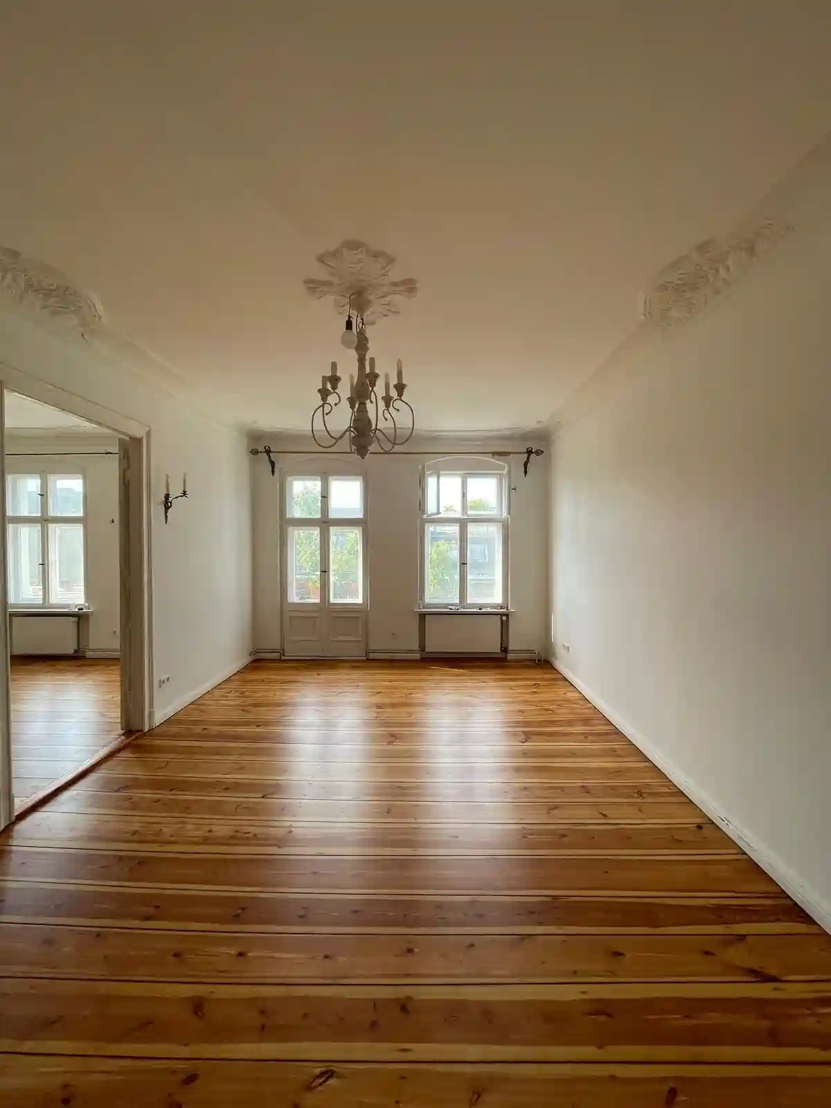 Fertig geschliffener Parkettboden mit natürlicher Holzmaserung