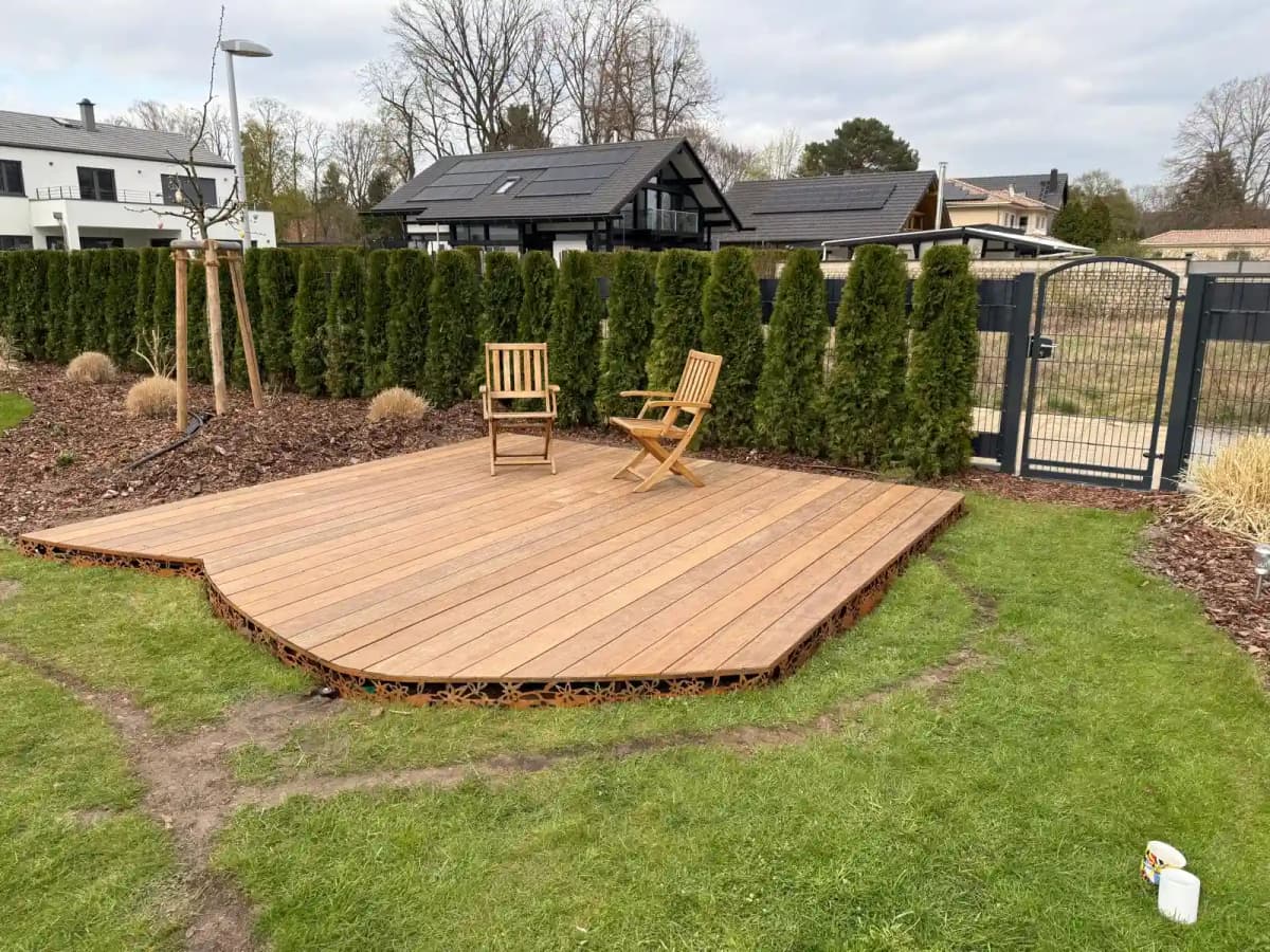 Detailaufnahme eines Terrassenbodens mit präzisen Fugen