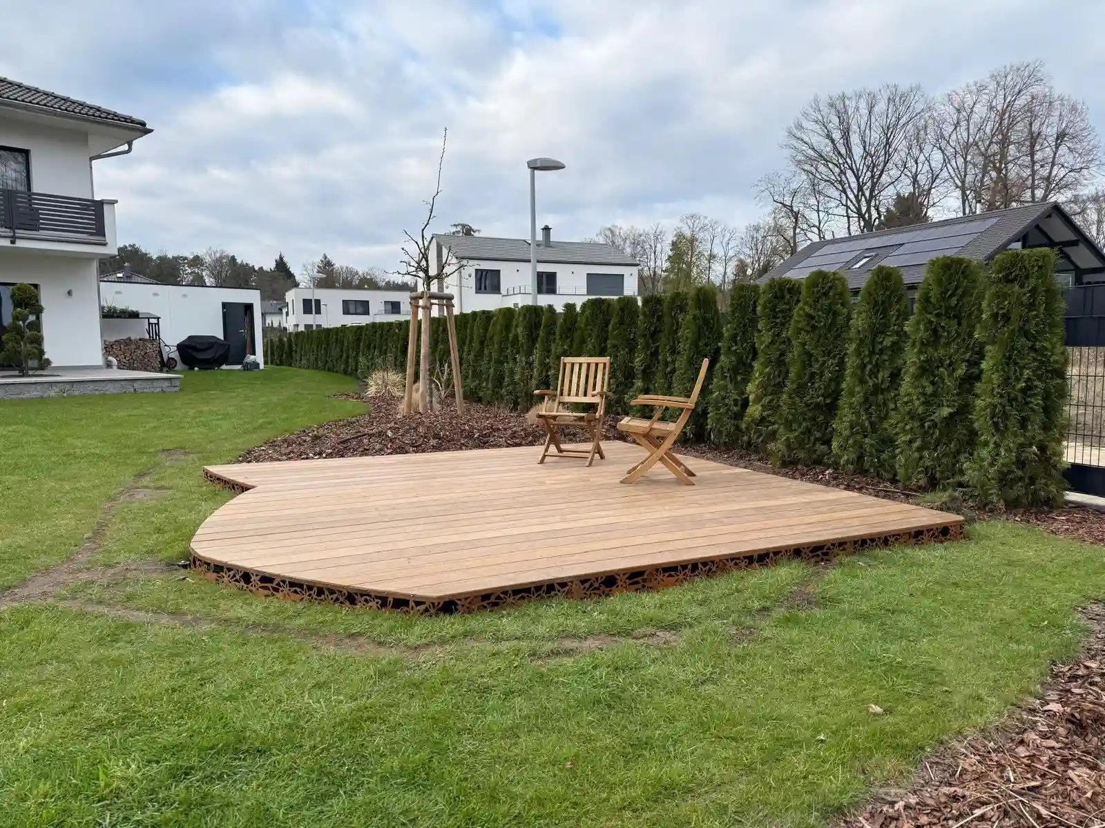 Fertiggestellte Holzterrasse mit elegantem Design