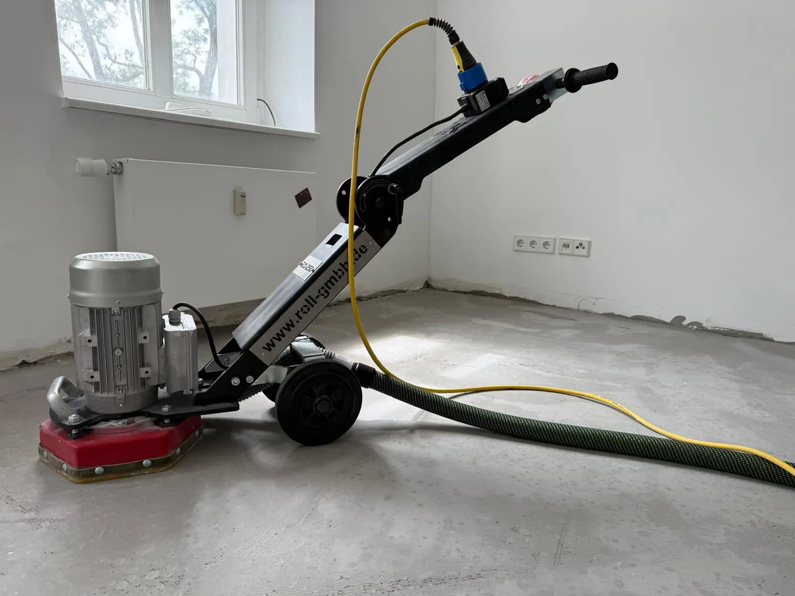 Professionelle Maschine für Estrichabtragung in Berlin - Entfernung des alten Ausgleichs für neue Parkettverlegung